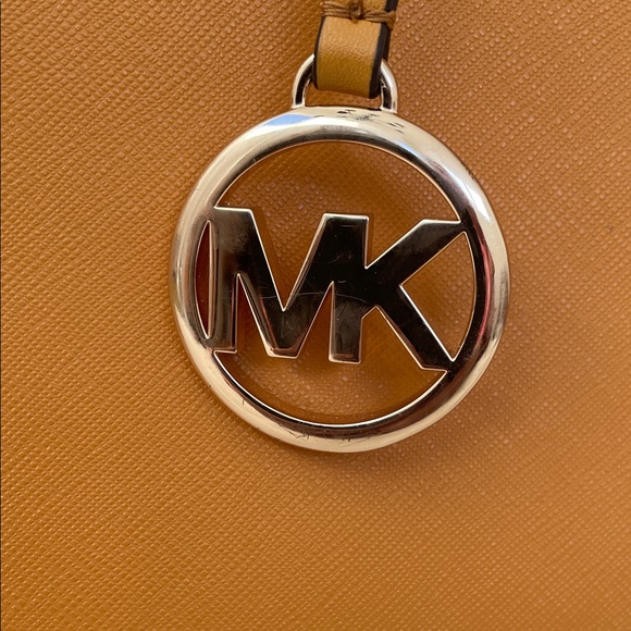 Michael Kors Hope large satchel in marigold yellow saffiano leather. - Picture 2 of 15